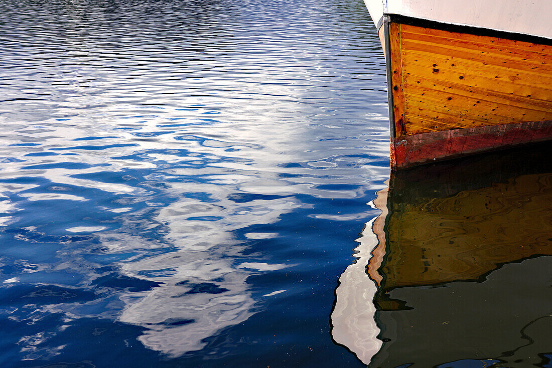 Norwegen, Vestland, Spiegelung am Romarheimsfjord