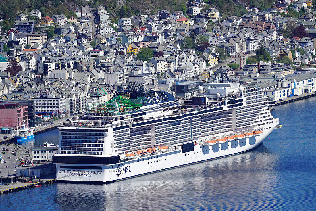 Norwegen, Møre og Romsdal, Stadt Alesund mit Kreuzfahrtschiff im Hafen, am Geirangerfjord
