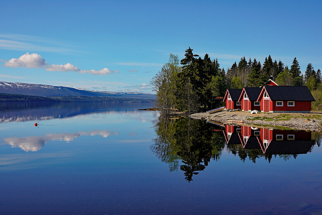 Norway, Rorbuer (fishermen's houses) at Snåsavatnet inland lake