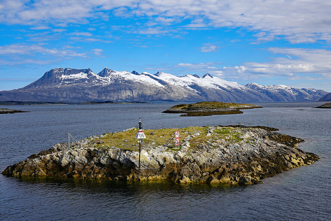 Norwegen, Nordland, Alstahaug, Fähre von Forvik zur Insel Tjotta, Ausblick auf das Gebirgsmassiv '7 Schwestern'