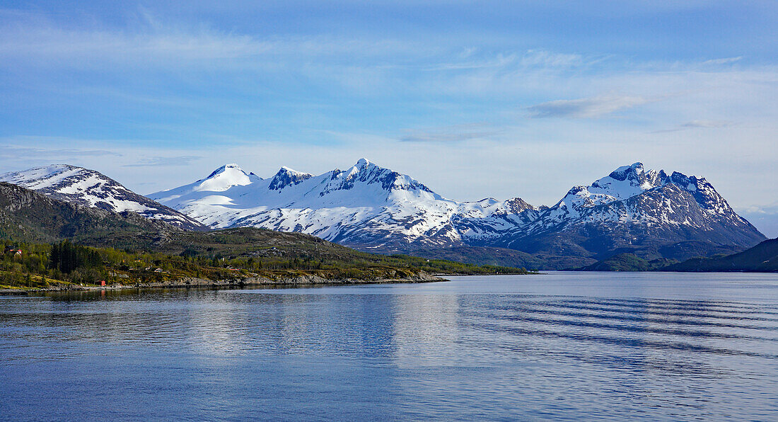 Norwegen, Nordland, Ausblick an der Fähre von Kilboghamn nach Jektvika