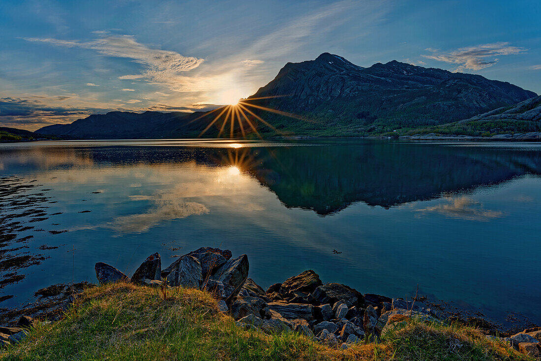 Norwegen, Nordland, Sonnenuntergang am Litlfjord bei Jektvika