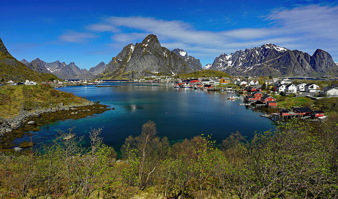 Norwegen, Nordland, Lofoten, Moskenes, Fischerdorf Reine, und Bucht