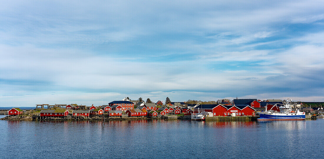 Norwegen, Nordland, Lofoten, Moskenes, Fischerdorf Reine, Ortsansicht mit Fischerhäusern