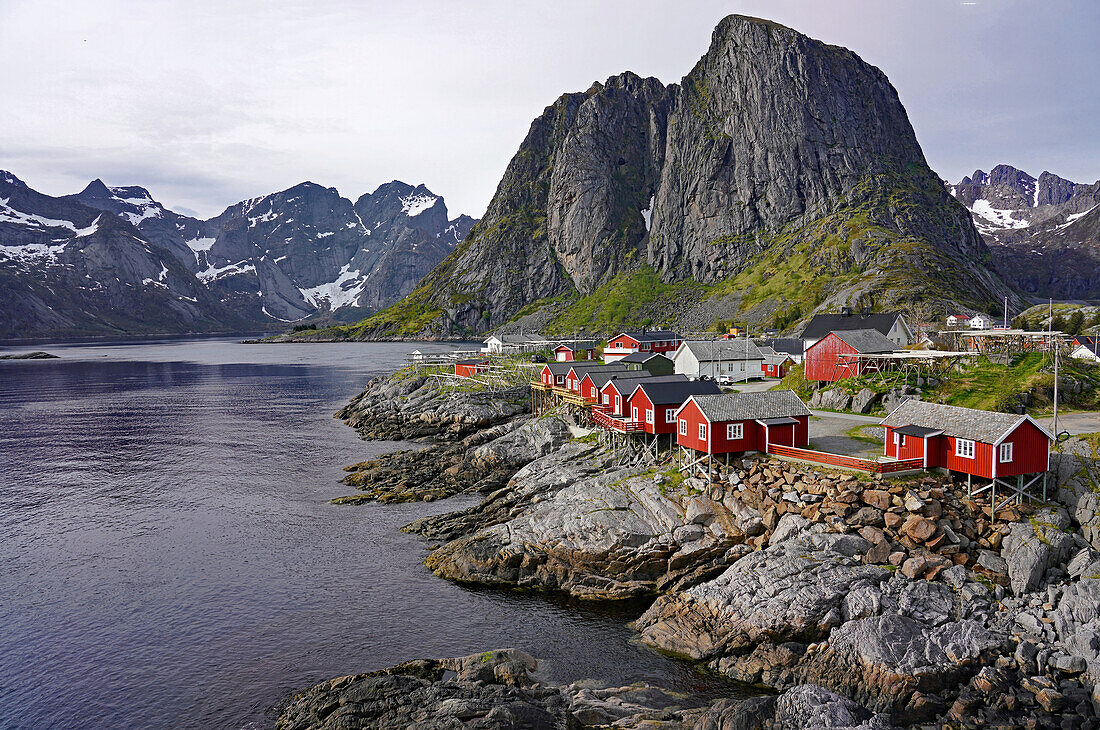 Norwegen, Nordland, Lofoten, Insel Moskenesøya, rote Hütten von Hamnoy
