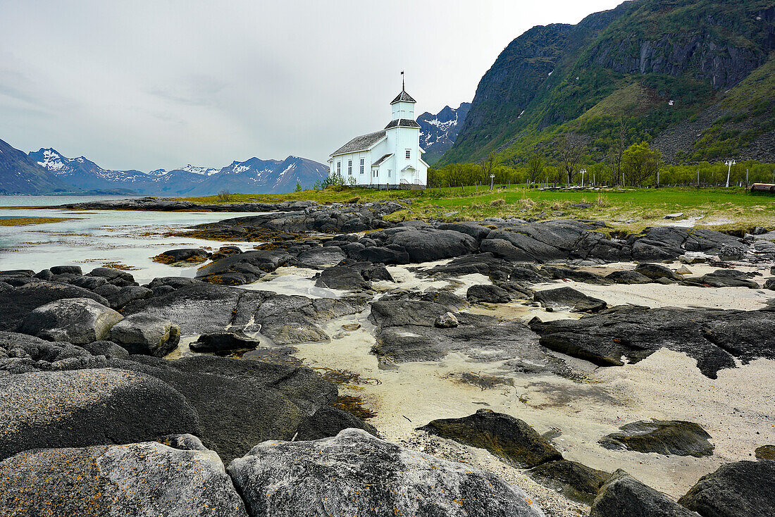 Norwegen, Lofoten, Kirche von Gimsoy auf der gleichnamigen Insel