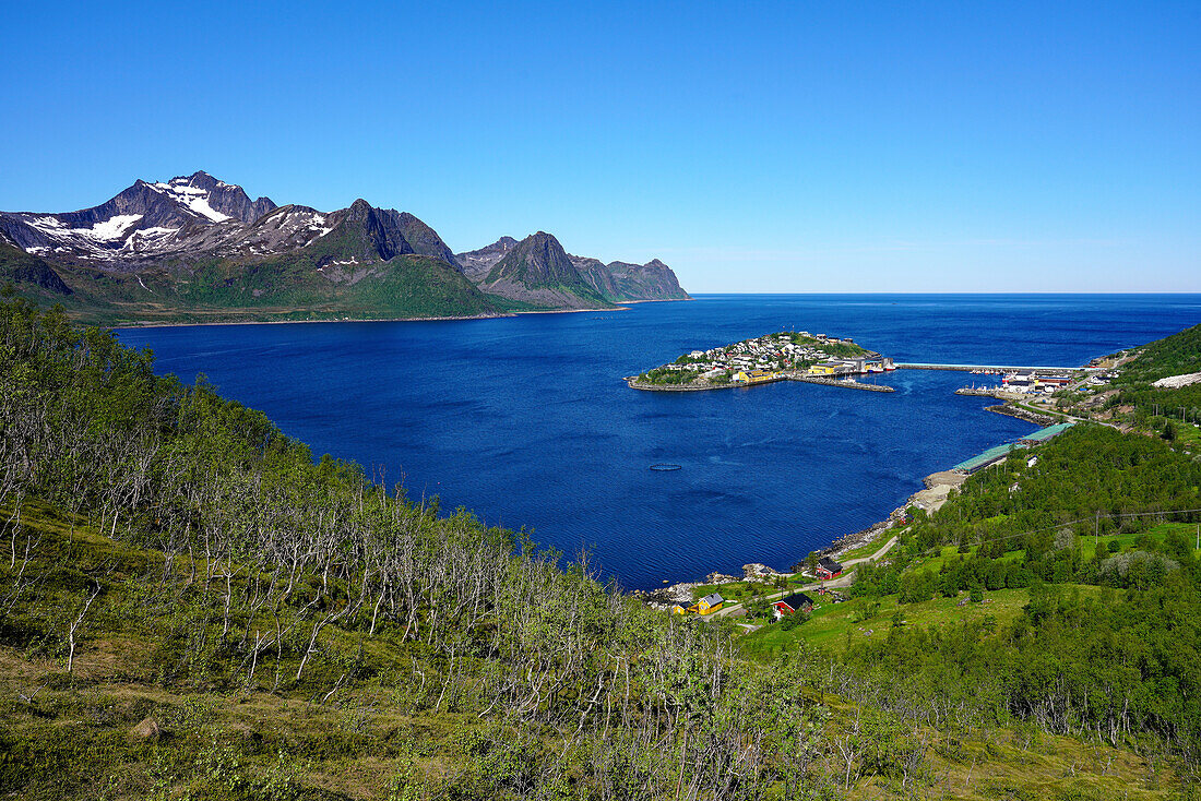 Norwegen, Troms og Finnmark, Insel Senja, Blick auf Dorf-Insel Husøy