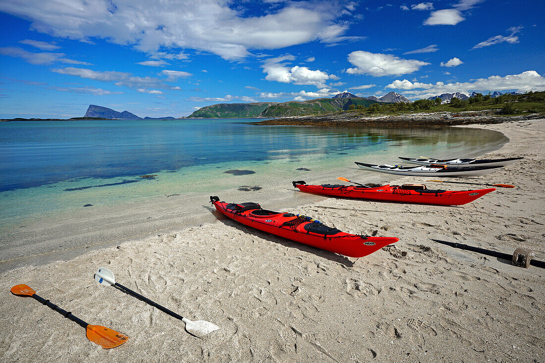 Norwegen, Troms og Finnmark, Tromsø, Insel Sommaroy, Kajaks am Strand