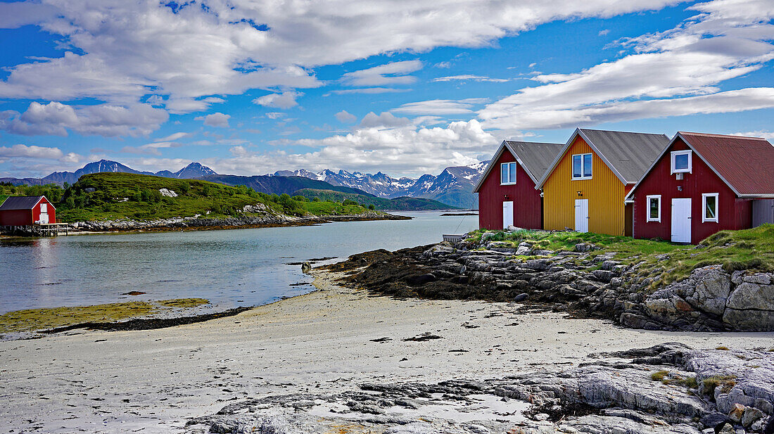 Norwegen, Troms og Finnmark, Tromsø, Insel Sommaroy, Fischerhütten am Strand