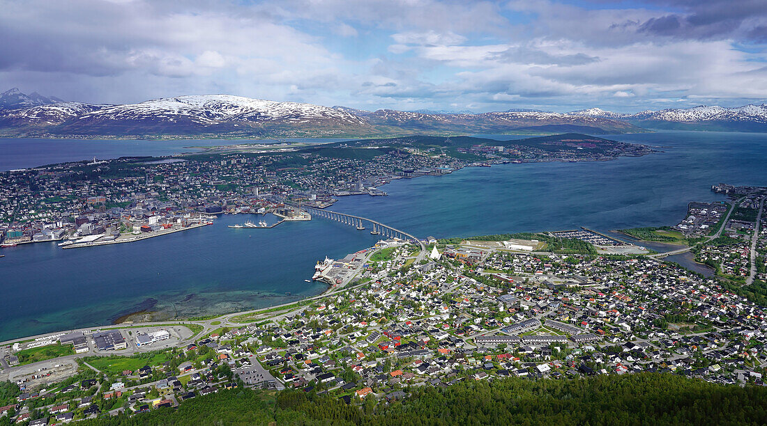 Norwegen, Troms og Finnmark, Tromsø, Ausblick auf die Stadt vom Floya Aussichtsberg, nördlichste Universitätsstadt der Welt