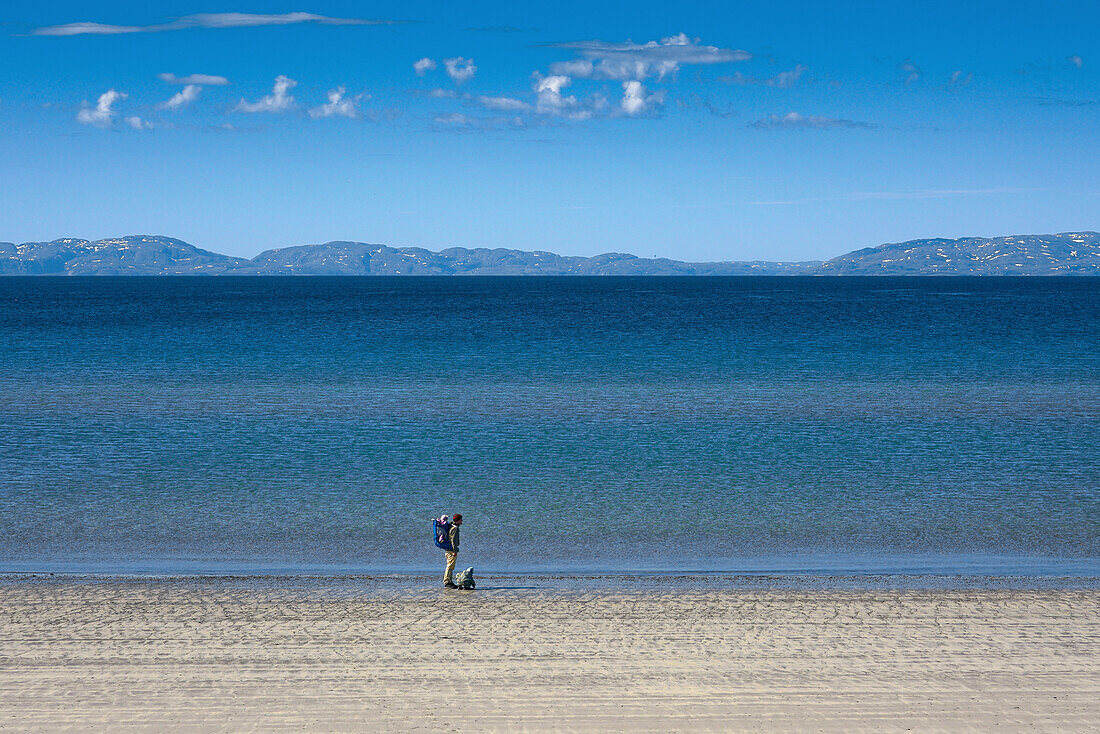 Norwegen, Troms og Finnmark, Ekkerøy am Varangerfjord, Blick über den Fjord nach Russland, Mann mit Kindern am Strand