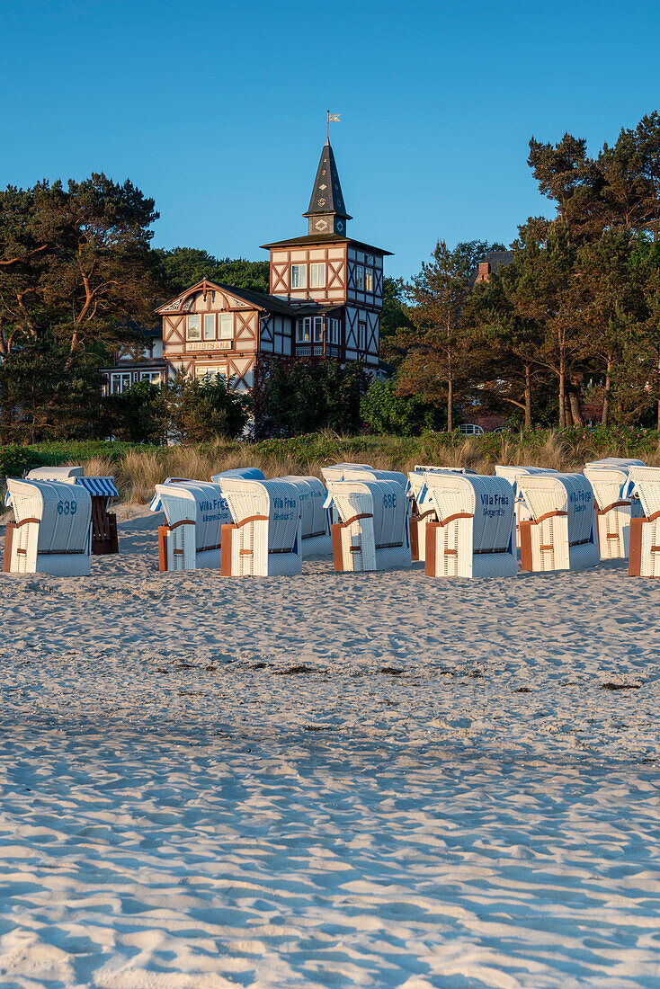 Strandkörbe, dahinter Villa Quisisana, Binz, Insel Rügen, Mecklenburg-Vorpommern, Deutschland