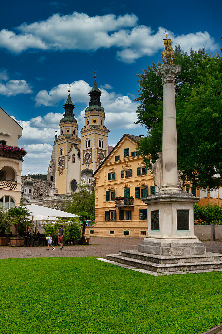 Domplatz und barocker Dom, Brixen, Südtirol, Bezirk Bozen, Italien