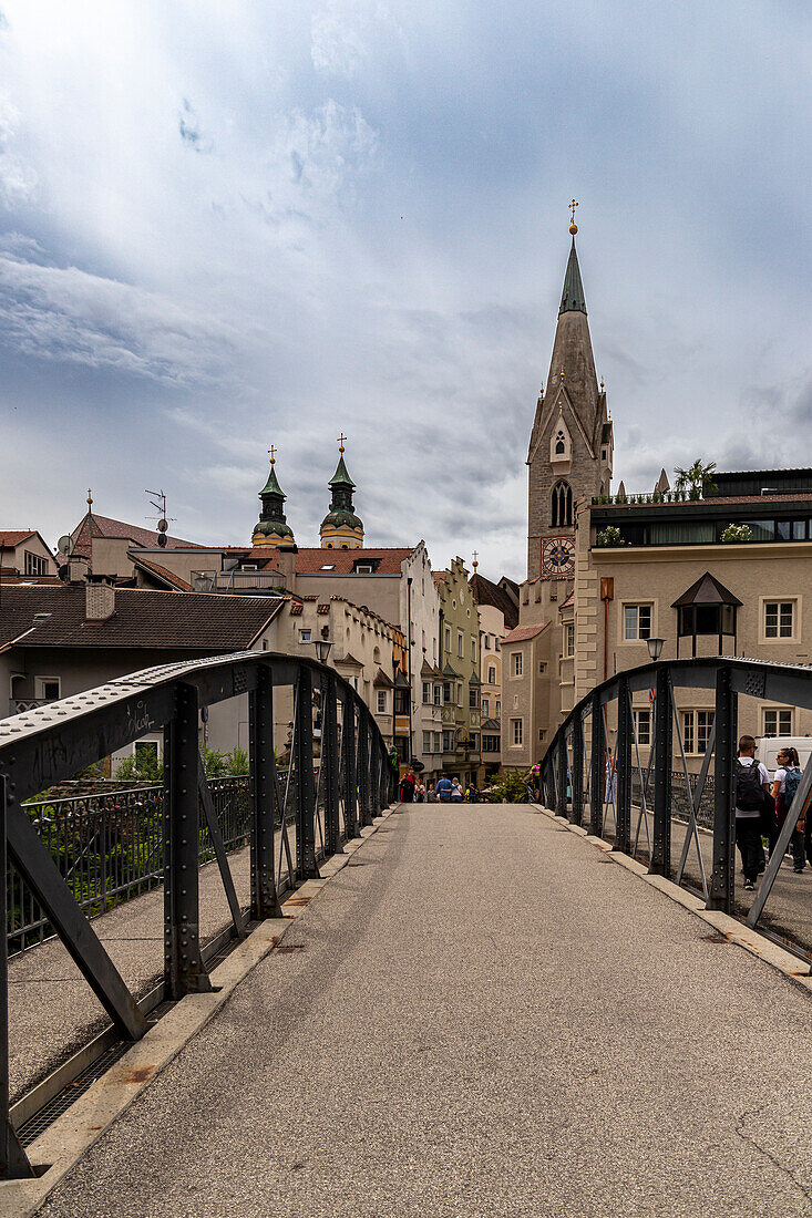 Blick auf die Altstadt von der Adlerbrücke, Brixen, Südtirol, Bezirk Bozen, Italien