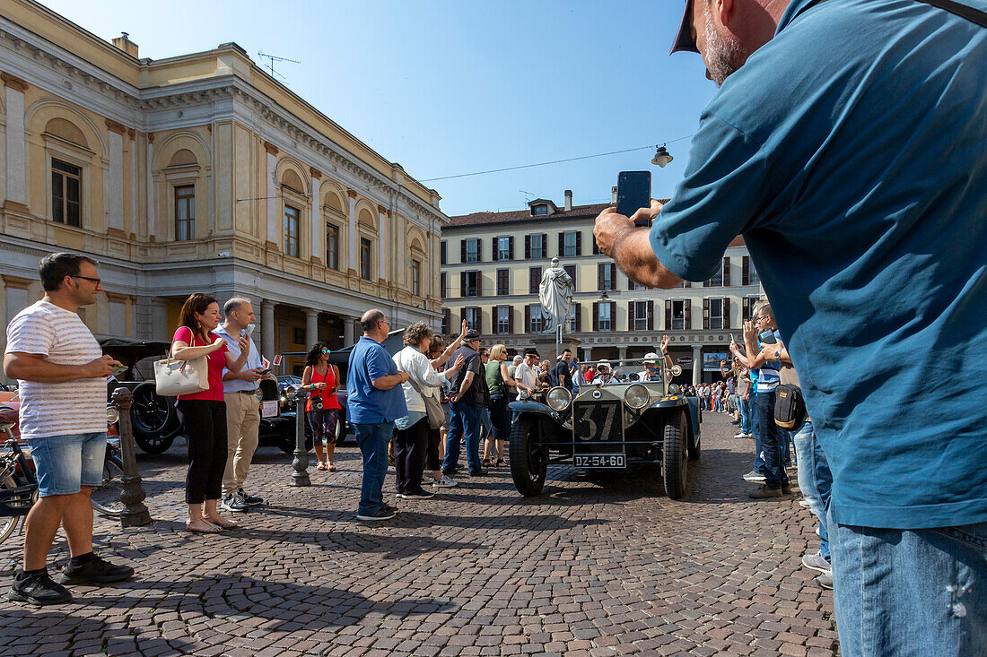 Mille Miglia, Oldtimer Rennen, Halt in Novara inmitten einer großen Menschenmenge, Novara, Piemont, Italien.