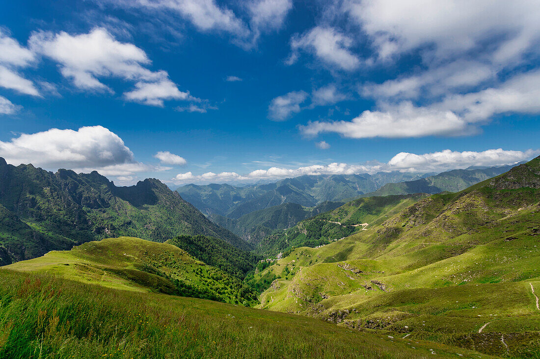 Die idyllische Landschaft des Val Mastellone im Sommer, Rimella, Valsesia, Bezirk Vercelli, Piemont, Italien.