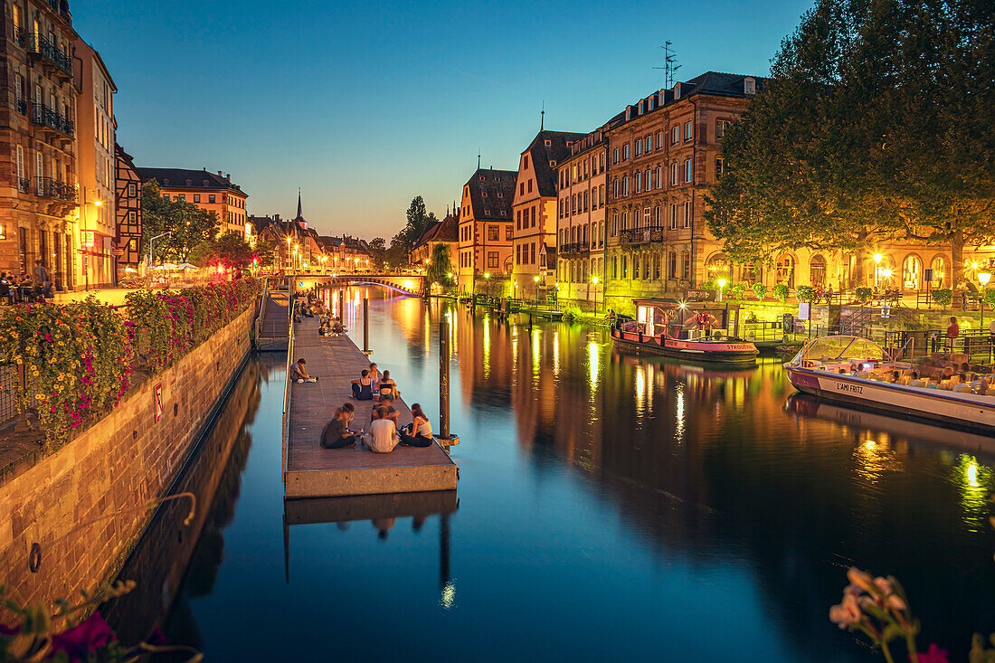 Quai Saint-Nicolas von Strassburg bei Nacht. Frankreich