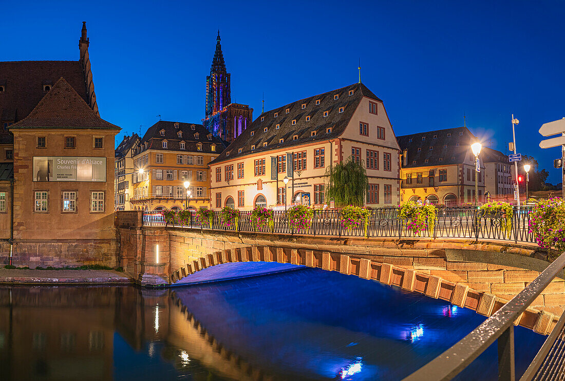 Quai Saint-Nicolas von Strassburg bei Nacht. Frankreich