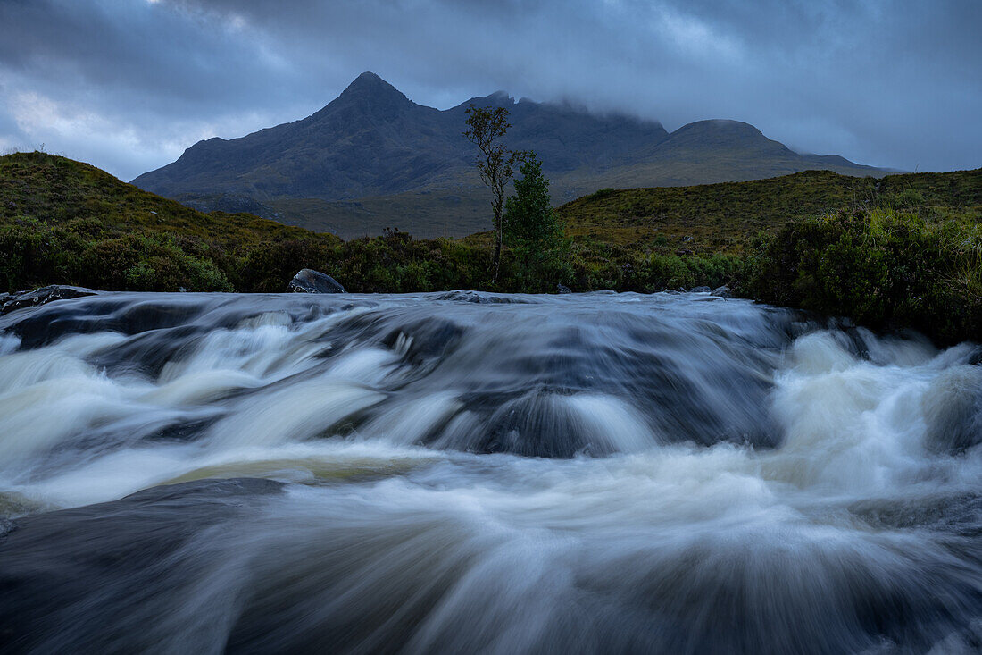 Bachlauf in der Dämmerung, Isle of Skye, Schottland, Vereinigtes Königreich