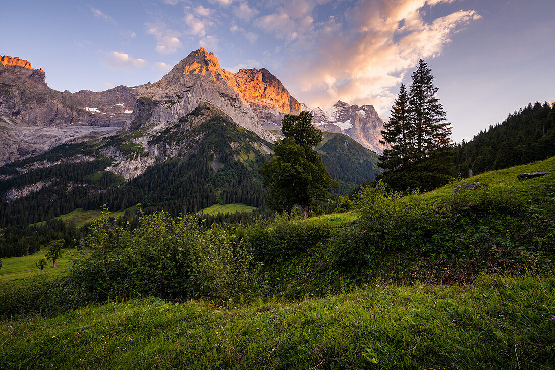 Unbekannte Berge im Abendlicht, Schweiz