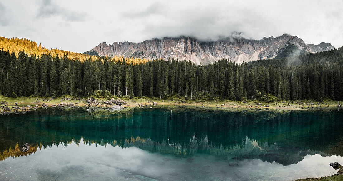 Karrersee am Mittag, Dolomiten, Südtirol, Italien