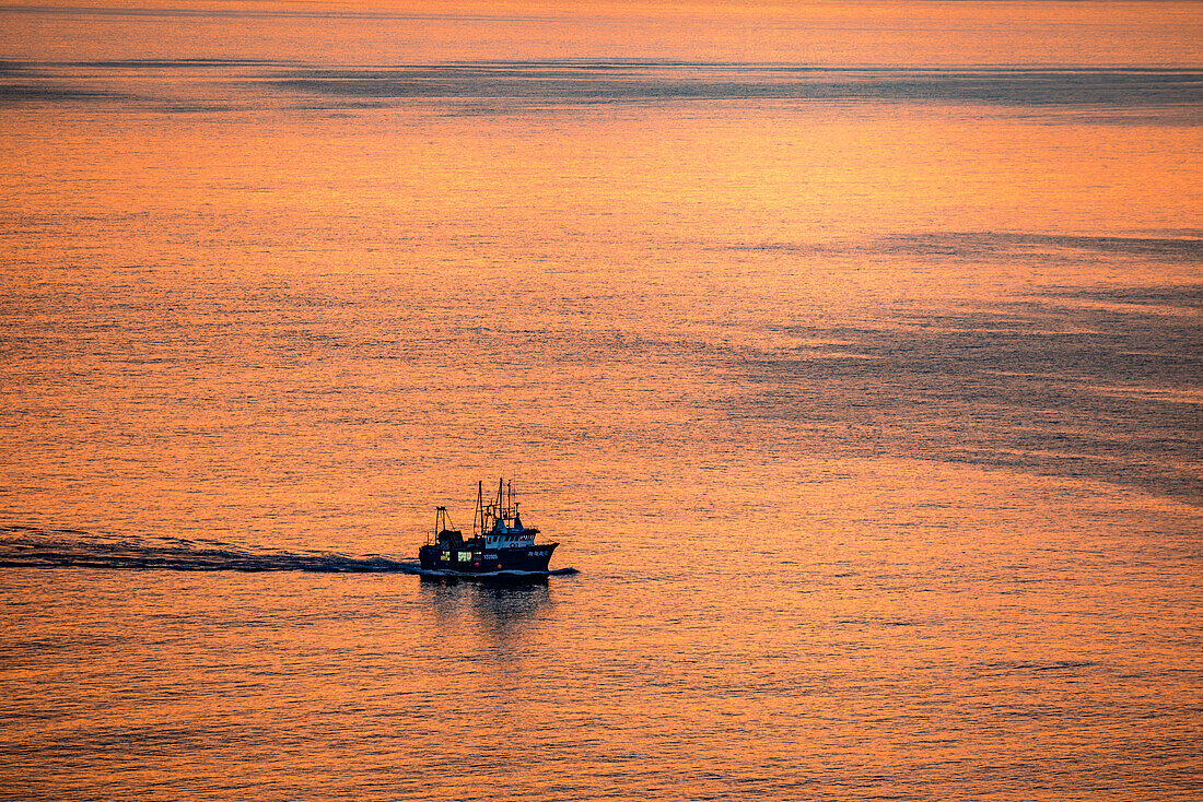 Fischkutter im Meer, Goldiges Abendlicht; Kanada, Neufundland
