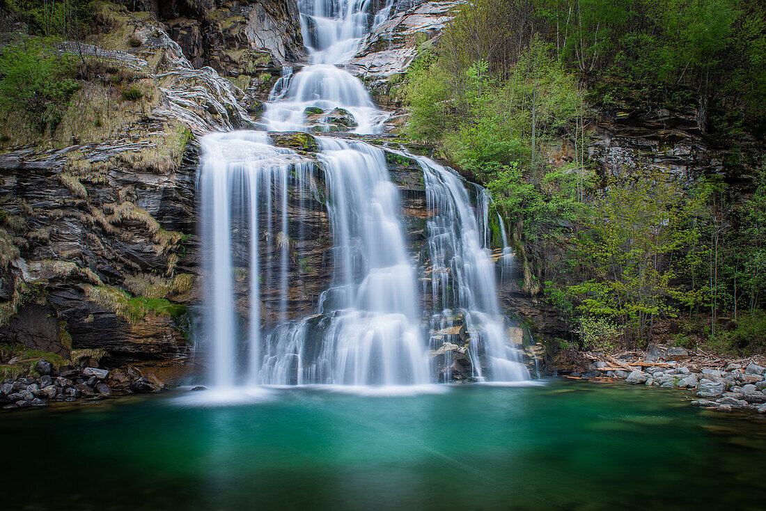 Smaragdpool, Wasserfall in den Schweizer Alpen, Schweiz, Kanton Ticino, Tessin, Leventinatal