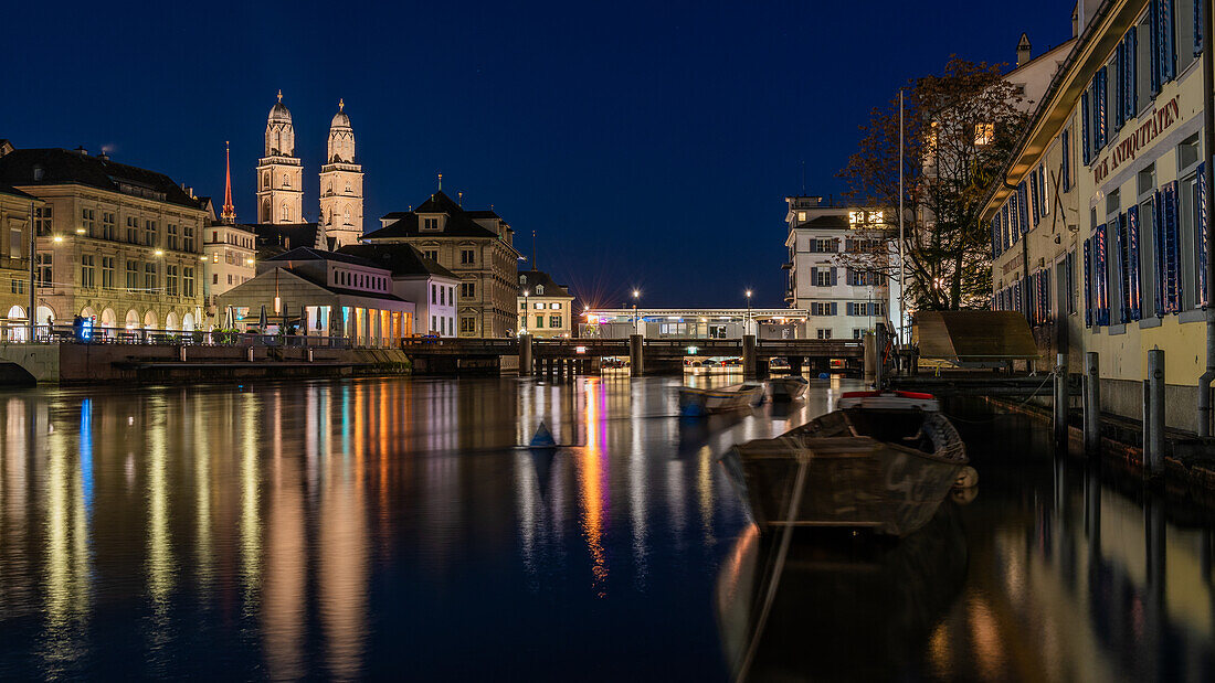 Stadtansicht bei Nacht im Herbst, Zürich, Schweiz