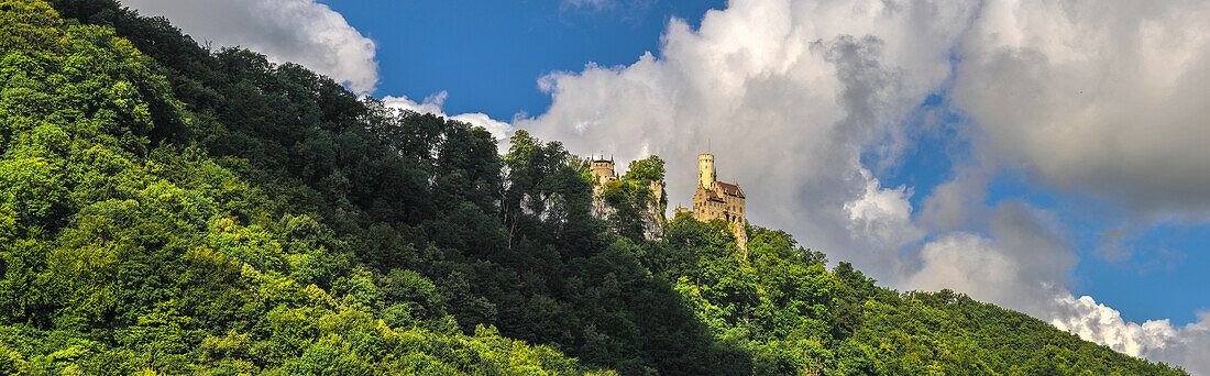 Schloss Lichtenstein entstand im 19.Jh. im Zuge der Romantik im neo-gotischen Stil, Baden-Württemberg, Deutschland