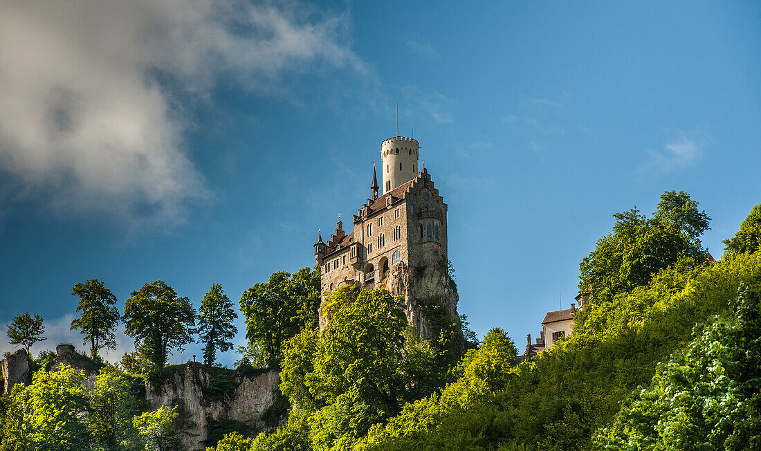 Schloss Lichtenstein entstand im 19.Jh. im Zuge der Romantik im neo-gotischen Stil, Baden-Württemberg, Deutschland