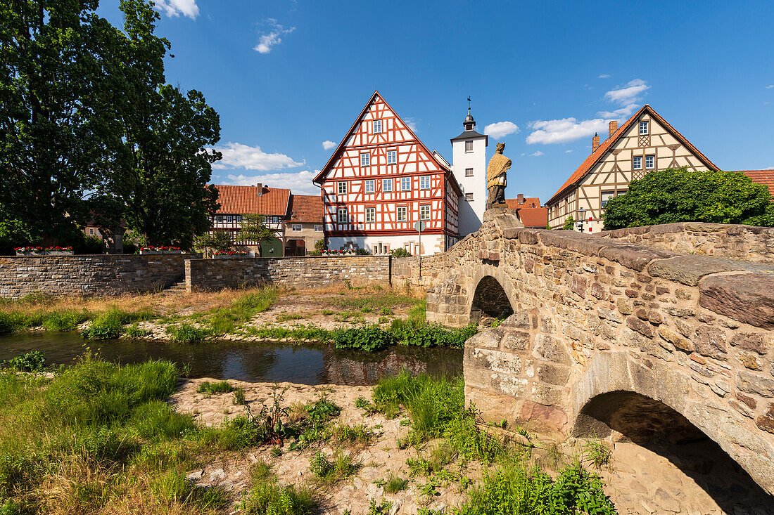 Die Johannisbrücke über die Streu und das Rathaus in Nordheim vor der Rhön, Landkreis Rhön-Grabfeld, Biosphärenreservat Rhön, Unterfranken, Franken, Bayern, Deutschland