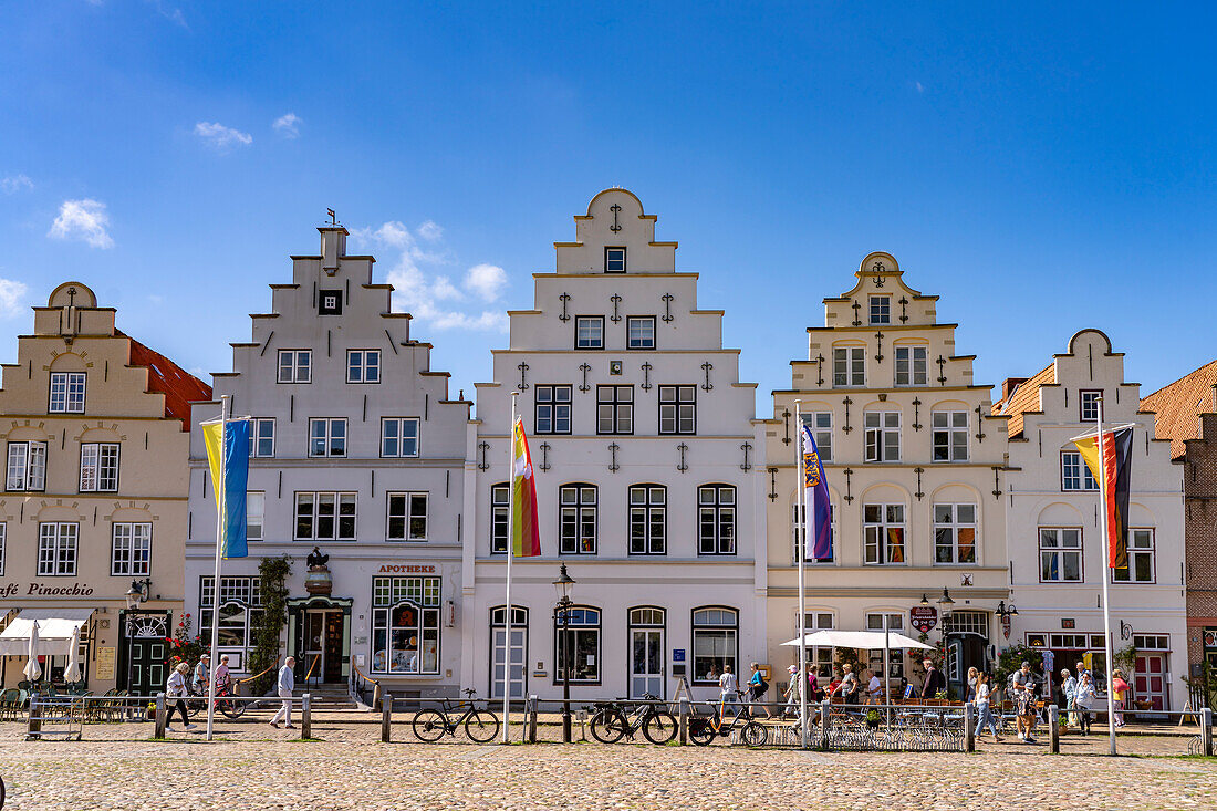 Giebelhäuser am Marktplatz in Friedrichstadt, Kreis Nordfriesland, Schleswig-Holstein, Deutschland, Europa