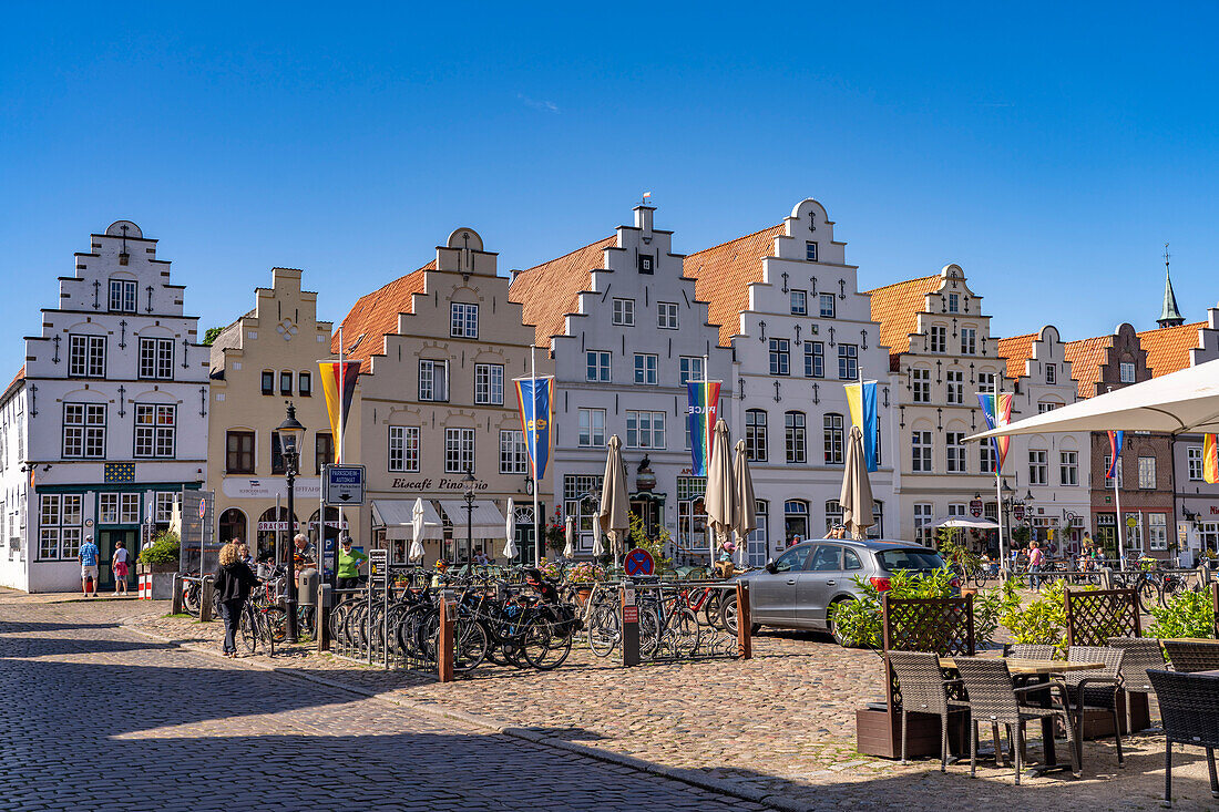 Giebelhäuser am Marktplatz in Friedrichstadt, Kreis Nordfriesland, Schleswig-Holstein, Deutschland, Europa