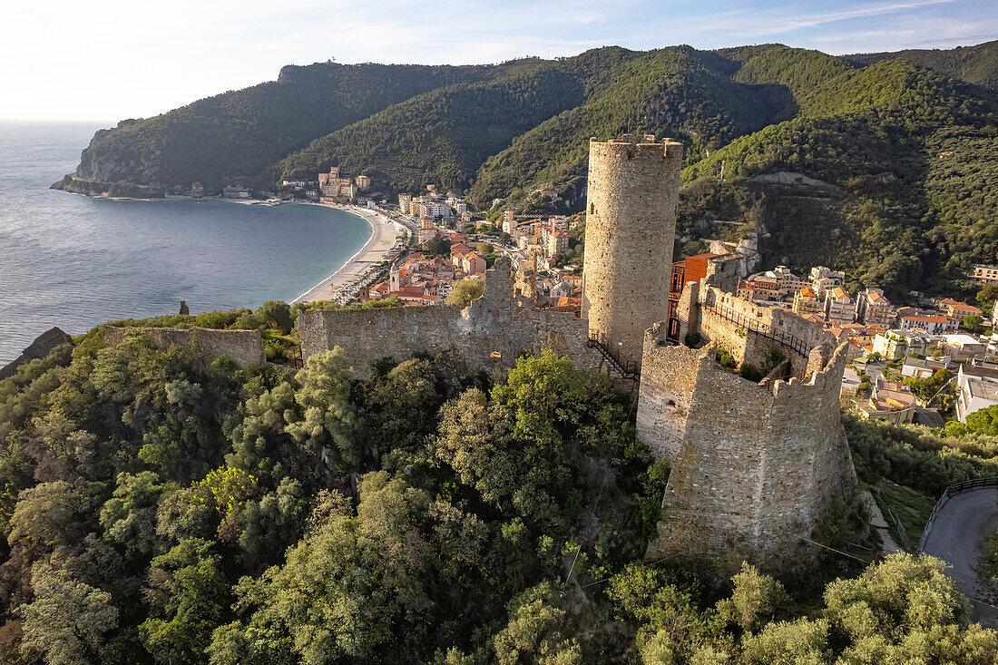 Die Burg Castello di Monte Ursino, Noli und die Küste aus der Luft gesehen, Noli, Riviera di Ponente, Ligurien, Italien, Europa\n