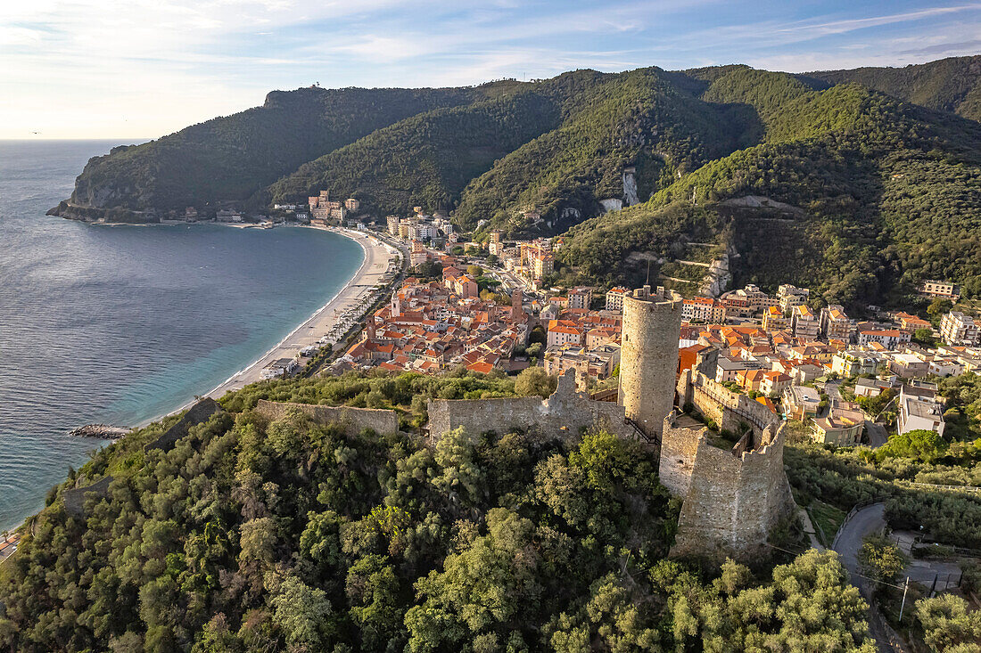 Die Burg Castello di Monte Ursino, Noli und die Küste aus der Luft gesehen, Noli, Riviera di Ponente, Ligurien, Italien, Europa \n