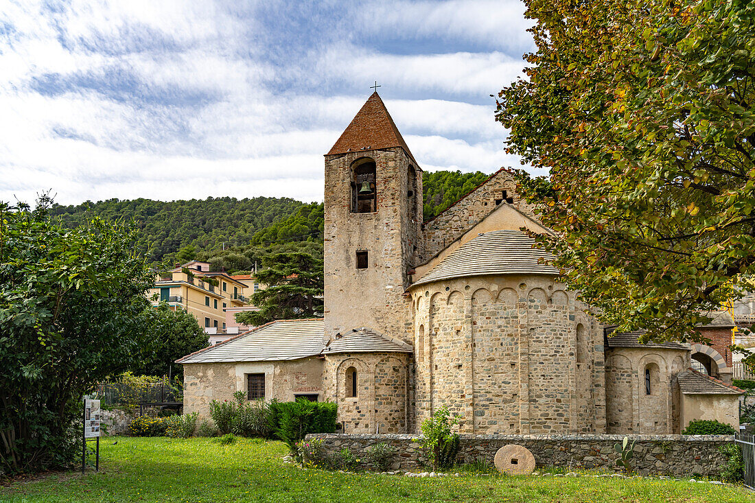 Die romanische Kirche San Paragorio Noli, Riviera di Ponente, Ligurien, Italien, Europa\n