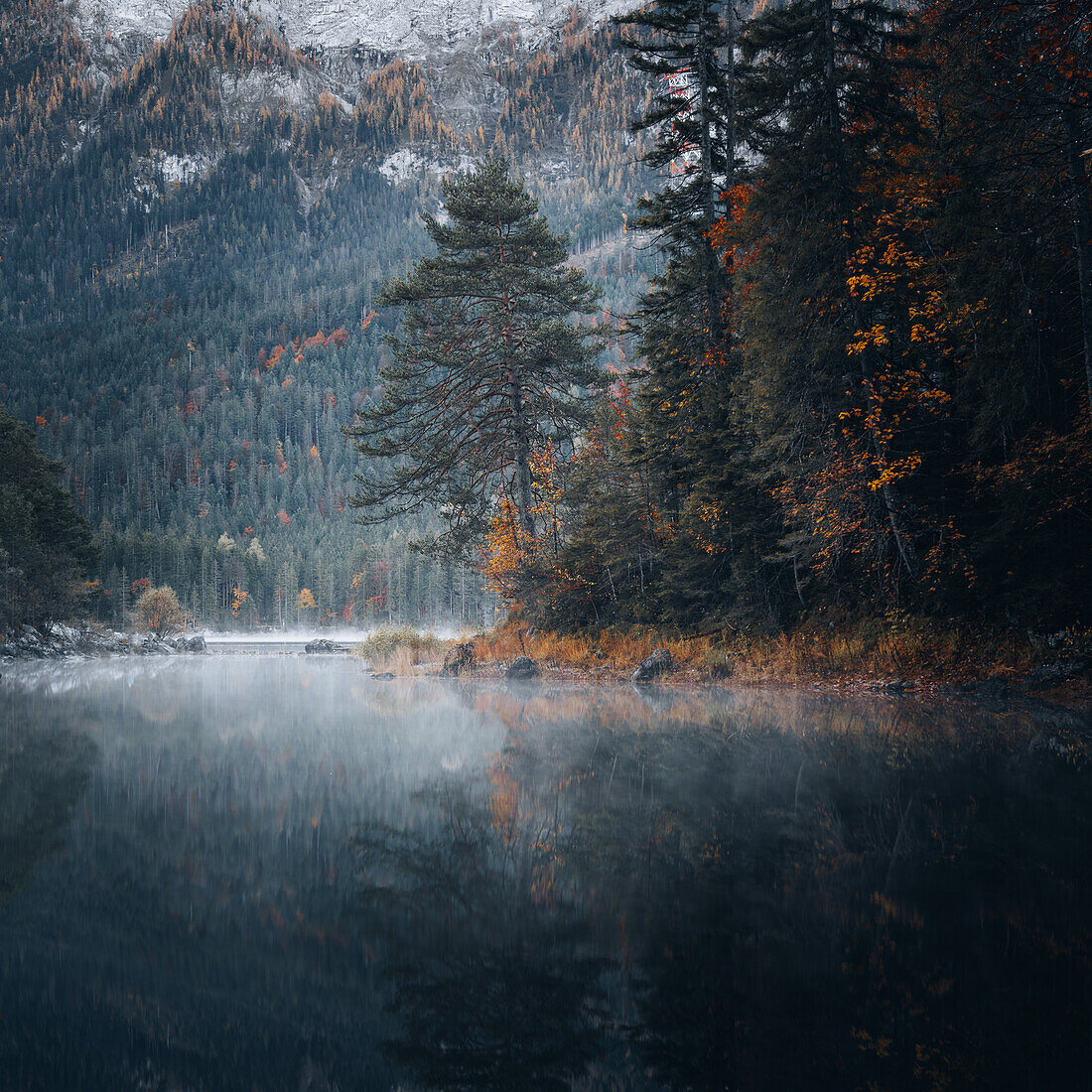 Stimmungsbilder vom Eibsee im Herbst, Bayern, Deutschland