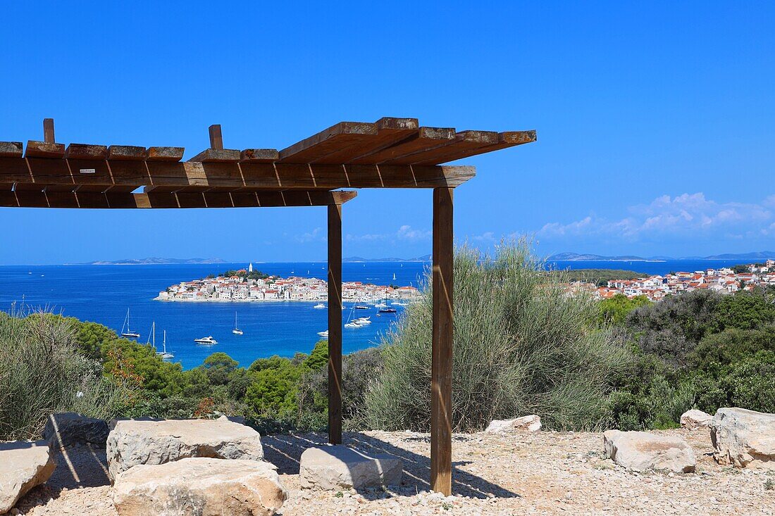 Blick auf die Halbinsel Primosten, Dalmatien, Kroatien