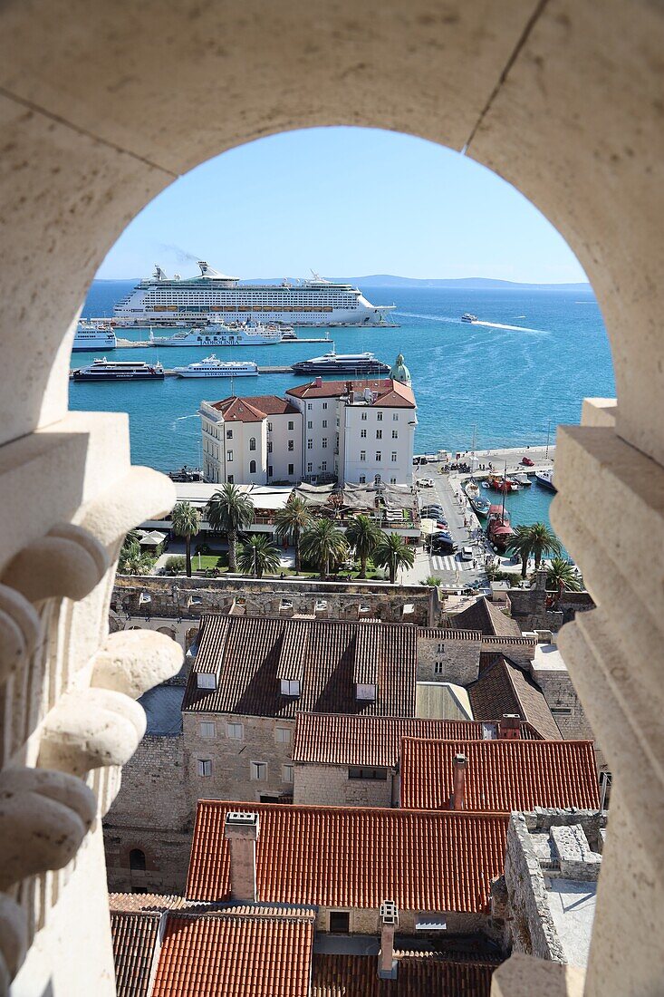 Blick auf Split von der Spitze des Glockenturms des Diokletian-Palastes, Split, Dalmatien, Kroatien
