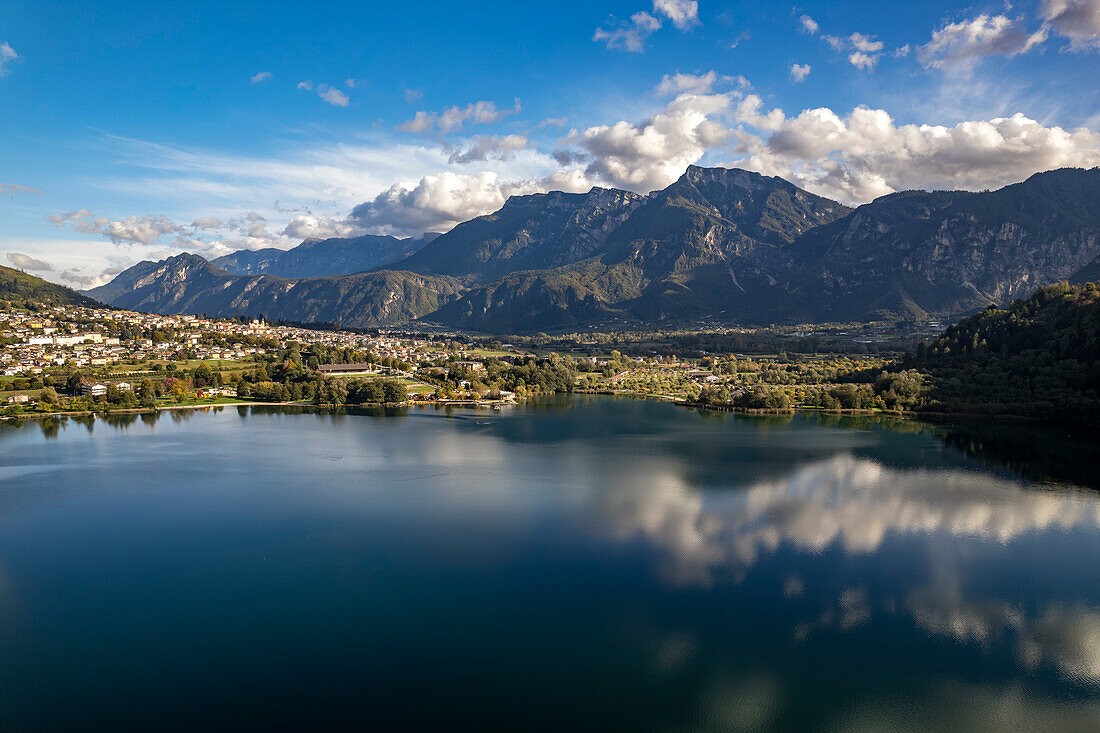 Löweneck oder Levico Terme am See Lago di Levico im Valsugana, Trentino, Italien, Europa\n
