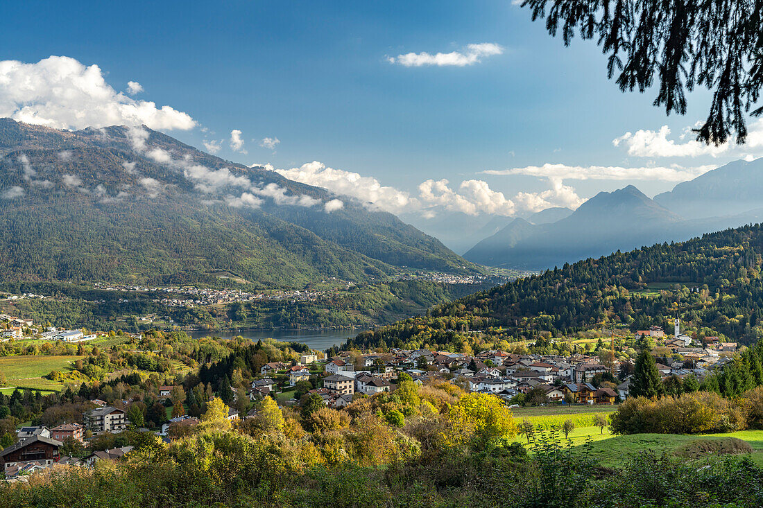 Vattaro, der Caldonazzosee und die Landschaft des Valsugana, Trentino, Italien, Europa \n