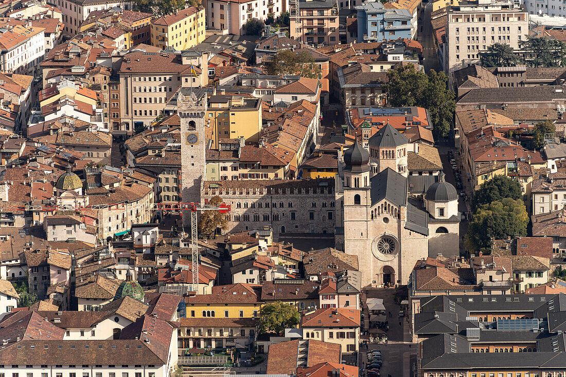 Dom von Trient,  Palazzo Pretorio und die Altstadt von oben gesehen, Trient, Trentino, Italien, Europa\n