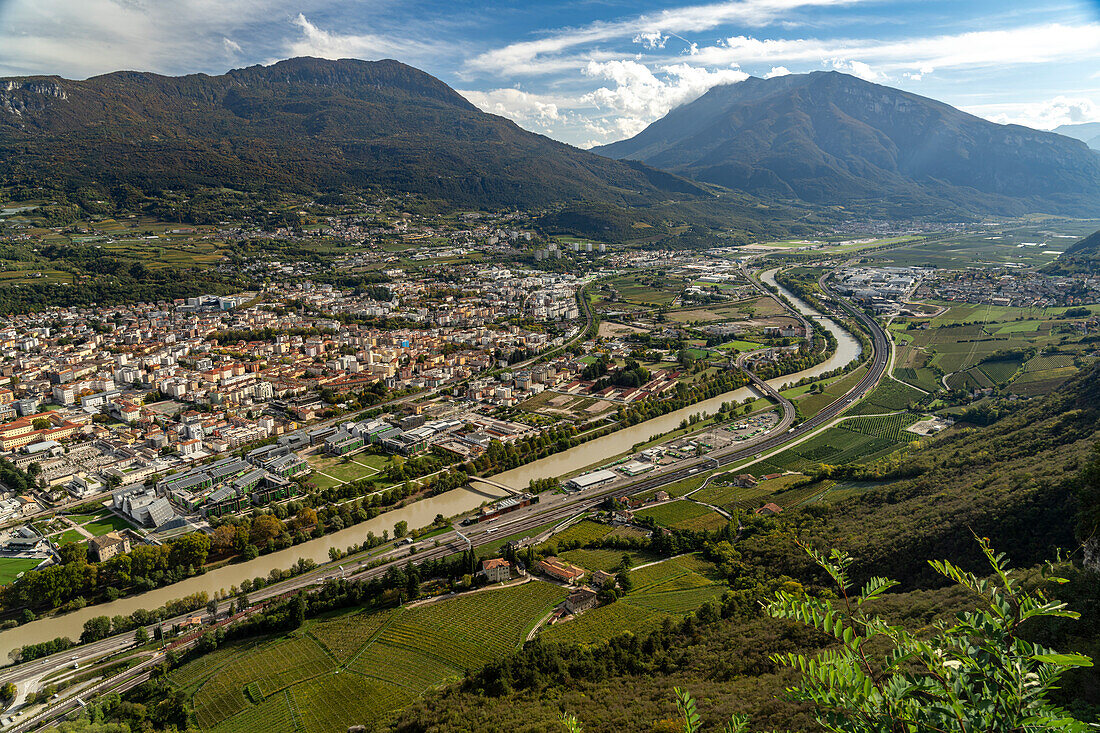 Blick vom Stadtteil Sardagna auf Trient und die Gebirgslandschaft des Trentino, Trient, Trentino, Italien, Europa