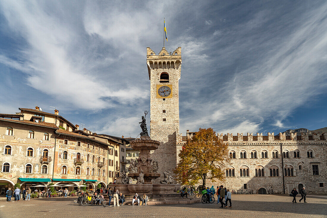 Domplatz mit dem Palazzo Pretorio und dem Neptunbrunnen Trient, Trentino, Italien, Europa 