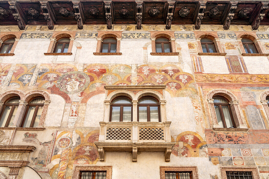 Die bemalte Fassade des Palast Palazzo Geremia in Trient, Trentino, Italien, Europa \n