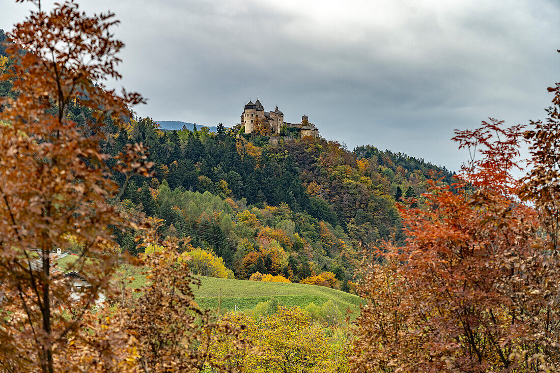 Herbst Landschaft bei Schloss Prösels, Völs am Schlern, Südtirol, Italien, Europa \n