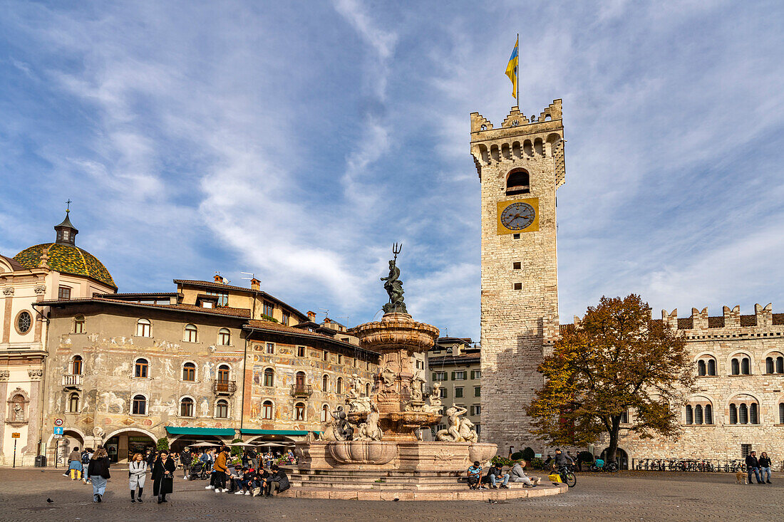 Domplatz mit dem Palazzo Pretorio und dem Neptunbrunnen Trient, Trentino, Italien, Europa \n