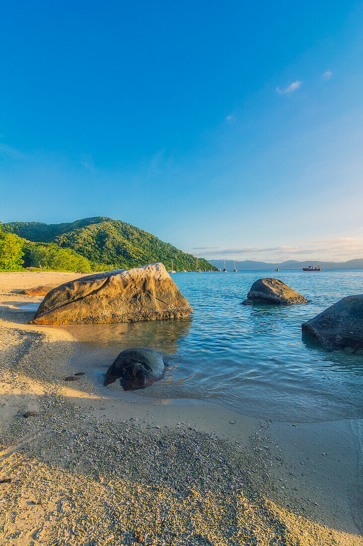 Strandabschnitt auf der Insel Fitzroy, Queensland, Australien