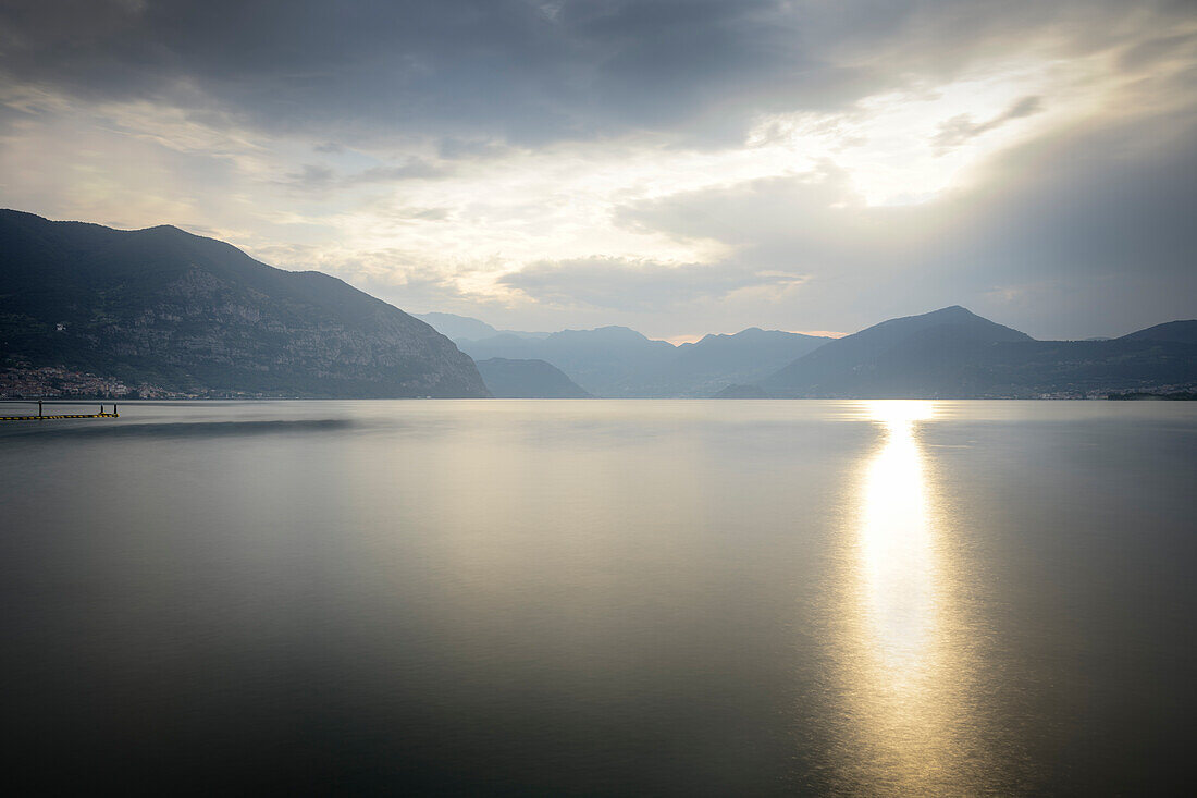 Blick von Clusane auf den Iseosee (Lago d'Iseo, auch Sebino), Brescia und Bergamo, Oberitalienische Seen, Lombardei, Italien, Europa