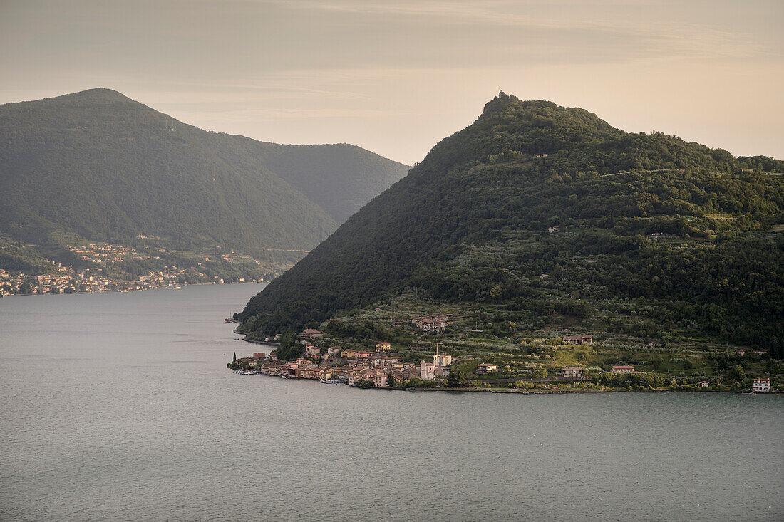 Blick zur Insel "Monte Isola" im Iseosee (Lago d'Iseo, auch Sebino) und dem dortigen Dorf Carzona, Vesto, Brescia und Bergamo, Oberitalienische Seen, Lombardei, Italien, Europa